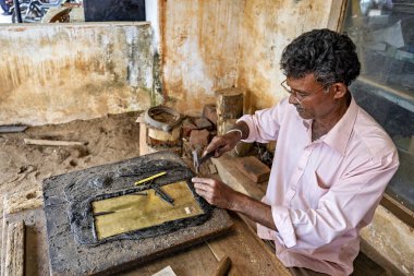 Sri Lanka 'da çalışan bir adam.