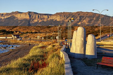 Şili 'deki Puerto Natales' in parmak heykeli.