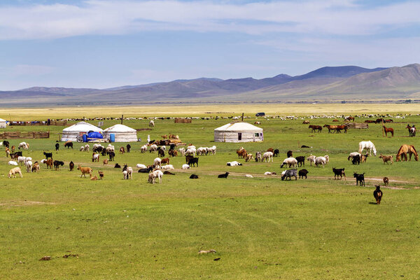 Монгольская юрта и лагерь кочевников