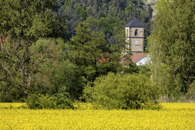 Thuringia 'daki Werra Vadisi' ndeki Creuzburg Kilisesi.