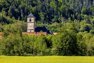 Thuringia 'daki Werra Vadisi' ndeki Creuzburg Kilisesi.