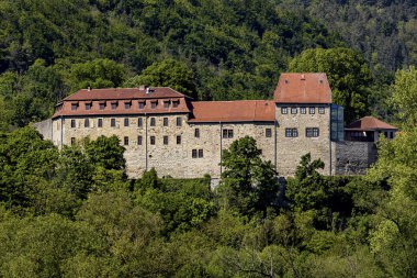 Thuringia 'daki Werra Vadisi' ndeki Creuzburg Şatosu.