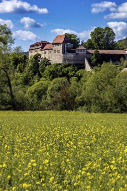 Thuringia 'daki Werra Vadisi' ndeki Creuzburg Şatosu.