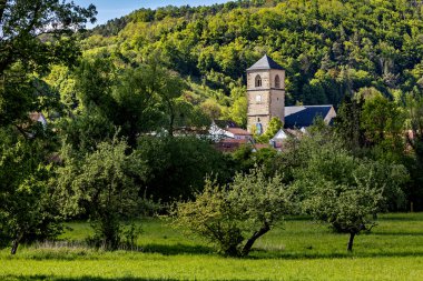 Thuringia 'daki Werra Vadisi' ndeki Creuzburg Kilisesi.