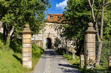Thuringia 'daki Werra Vadisi' ndeki Creuzburg Şatosu.