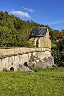 Thuringia 'daki Werra Vadisi' ndeki Liborius Creuzburg Kilisesi.