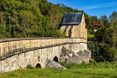 Thuringia 'daki Werra Vadisi' ndeki Liborius Creuzburg Kilisesi.