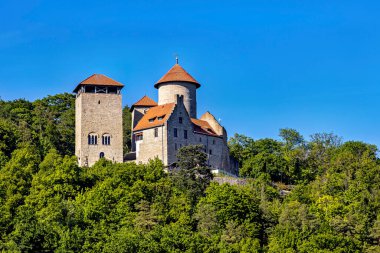Thüringen 'deki Werra Vadisi' ndeki Normannstein Şatosu.