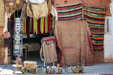 19 Kasım 2011 'de Cezayir' in Tamanrasset şehrinde dükkan.