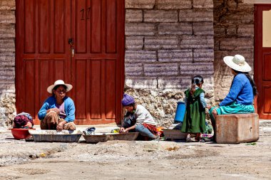 Salar de Uyuni 'de bir köydeki insanlar