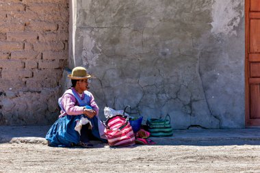 Salar de Uyuni 'de bir köydeki insanlar