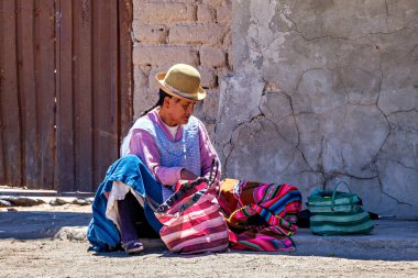 Salar de Uyuni 'de bir köydeki insanlar