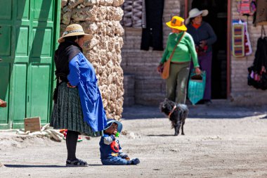 Salar de Uyuni 'de bir köydeki insanlar