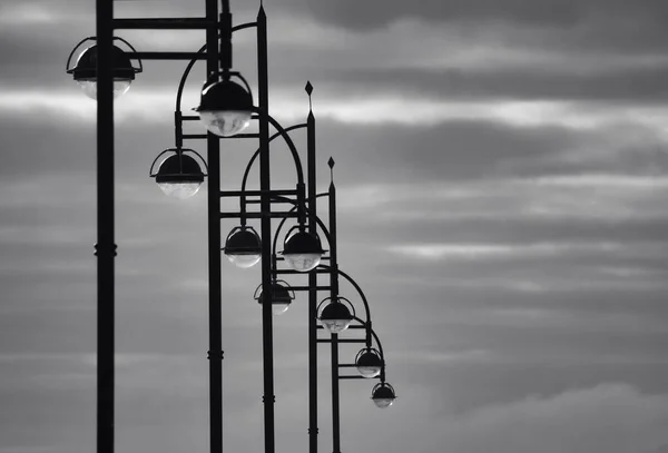 一連の公共照明ランプ 列にランプポスト — ストック写真