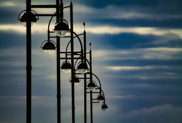 Egy Sor Közvilágítású Lámpa Lámpaoszlopok Egymás Után — Stock Fotó