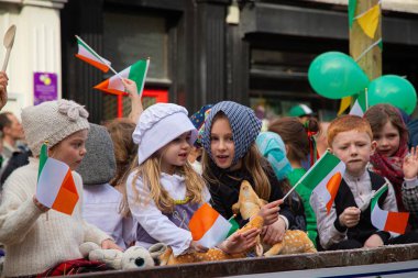 KILLLARNEY, IRELAND - 17 Mart 2024 'te Killarney İrlanda' da Aziz Patrick Günü geçit töreni