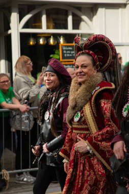 KILLLARNEY, IRELAND - 17 Mart 2024 'te Killarney İrlanda' da Aziz Patrick Günü geçit töreni