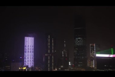 Malezya, Kuala Lumpur, 05.15.2024 - Karanlıkta parlayan gökdelenlerin büyüleyici gece manzarası. Aydınlatılmış binalar çarpıcı ve canlı bir şehir manzarası yaratıyor..