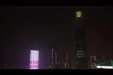 Malezya, Kuala Lumpur, 05.15.2024 - Karanlıkta parlayan gökdelenlerin büyüleyici gece manzarası. Aydınlatılmış binalar çarpıcı ve canlı bir şehir manzarası yaratıyor..