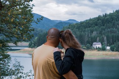 Romanya, Brasov, 09.01.2024 Bir Karcher mağazasının dış yüzeyi koyu sarı ve gri renkli bir tasarıma sahiptir. Binanın önünde birkaç park edilmiş araba görünüyor.,