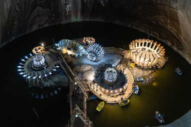 Turda, Romanya, 20 Ekim 2024. Salina Turdas yeraltı göl alanının en üst görüntüsü. Tarihi tuz madeni içindeki aydınlatma platformları, tekne turları ve benzersiz mimari yapılar..