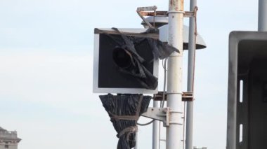 GENOA, ITALY, NOVEMBER 06 2024 - Paslı demiryolu sinyali rüzgarla kaplandı çünkü geçici olarak kapatıldı; demiryolu güvenliği, trafik kontrolü, bakım