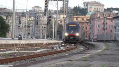 GENOA, ITALY, NOVEMBER 06 2024 - Hitachi Rock Bölgesel Elektrik Treni Cenova Brignole İstasyonuna ulaştı, Avrupa seyahatinin ve ulaşımın özünü yakaladı. Sahnede mimari unsurlar ve dinamik şehir atmosferi yer alıyor..