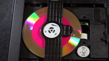 Açık bir DVD oynatıcı, çeşitli açılardan görülen disk yükleme ve boşaltma hareketleri ile dahili bileşenlerini ve devrelerini gösterir. Bu resim ev eğlence sistemlerinin teknolojisini ve tasarımını vurgular.