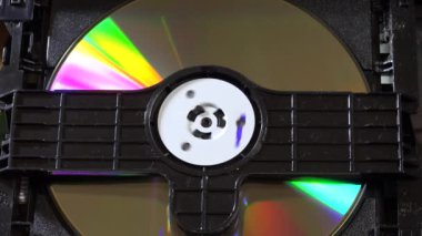 Açık bir DVD oynatıcı, çeşitli açılardan görülen disk yükleme ve boşaltma hareketleri ile dahili bileşenlerini ve devrelerini gösterir. Bu resim ev eğlence sistemlerinin teknolojisini ve tasarımını vurgular.