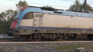 Milan, İtalya, 15 Kasım 2024: Fuorimuro-Inrail 'den bir Siemens E190 lokomotifi tarafından çekilen modern yük treni. Görüntü, seyahat ve ulaşımı simgeleyen hareket ve hızı yakalar..