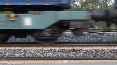 Milan, İtalya, 15 Kasım 2024: Tren raylarından geçen trenin hareket bulanıklığı raylarda hareket bulanıklığı etkisi gösteriyor. Fotoğraf, kentsel ortamlarda hız, hareket ve ulaşım unsurlarını vurgular.