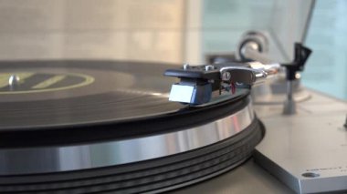 Cenova, İtalya, 20 Kasım 2024: Klasik Turntable Evde Vinil Kayıt Çalıyor, çeşitli kol hareketleriyle