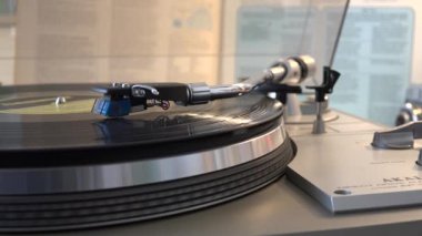 Cenova, İtalya, 20 Kasım 2024: Klasik Turntable Evde Vinil Kayıt Çalıyor, çeşitli kol hareketleriyle