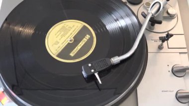 Cenova, İtalya, 20 Kasım 2024: Turntable Close-Up View 'da çeşitli kol hareketleriyle klasik Vinil Kayıt Dönüşü