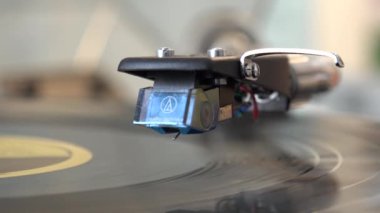Cenova, İtalya, 20 Kasım 2024: Klasik Turntable 'da çeşitli kol hareketleriyle Vinil Plakçı İğnesinin Yakın Çekimi