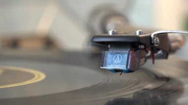 Cenova, İtalya, 20 Kasım 2024: Klasik Turntable 'da çeşitli kol hareketleriyle Vinil Plakçı İğnesinin Yakın Çekimi