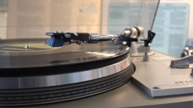 Cenova, İtalya, 20 Kasım 2024: Klasik Turntable Evde Vinil Kayıt Çalıyor, çeşitli kol hareketleriyle
