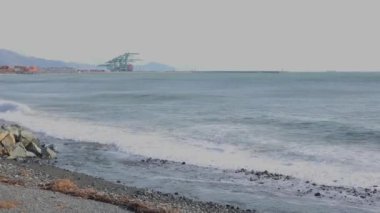 Genoa Voltri yakınlarındaki Dağların Altında Dalgalar ve Nakliye Konteynırlarıyla Sahil Limanı