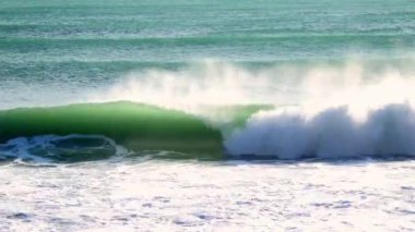 Ligurian Denizi 'nde şiddetli bir fırtına var. Genoa Voltri' nin kıyısında, suda sörfçüler var.