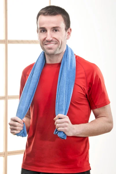 Homem Caucasiano Praticando Fitness Ginásio Com Camiseta Vermelha Outros Acessórios — Fotografia de Stock
