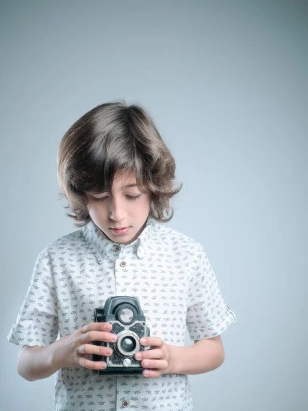 白シャツの男の子と青の詳細はアンティークカメラで写真を撮る — ストック写真