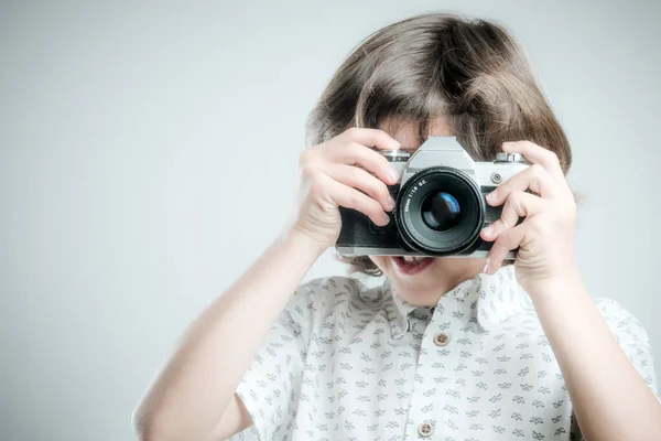 Niño Con Camisa Blanca Detalles Azules Tomando Fotos Con Cámara — Foto de Stock