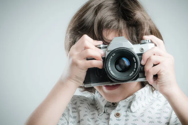 Jongen Met Wit Shirt Blauwe Details Fotograferen Met Antieke Camera — Stockfoto