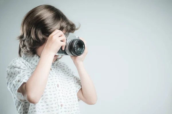 Chlapec Bílou Košilí Modrými Detaily Fotografování Starožitnou Kamerou — Stock fotografie