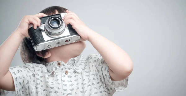 Menino Com Camisa Branca Detalhes Azuis Tirando Fotos Com Câmera — Fotografia de Stock