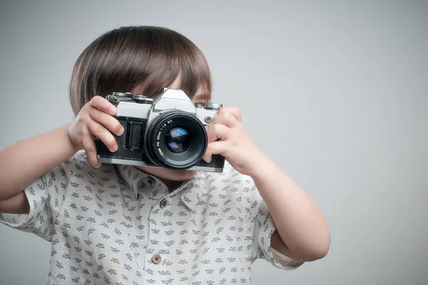 Мальчик Белой Рубашке Синих Деталях Фотографирует Антикварной Камерой — стоковое фото