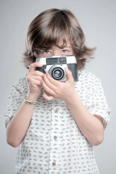 白シャツの男の子と青の詳細はアンティークカメラで写真を撮る — ストック写真