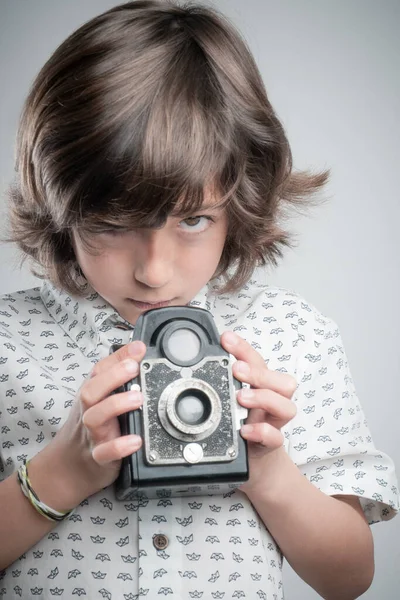 Chlapec Bílou Košilí Modrými Detaily Fotografování Starožitnou Kamerou — Stock fotografie