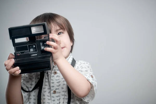 Мальчик Белой Рубашке Синих Деталях Фотографирует Антикварной Камерой — стоковое фото