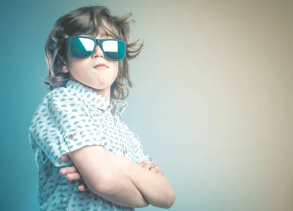 Chlapec Bílé Košili Modrými Detaily Pózovat Focení Slunečními Brýlemi — Stock fotografie